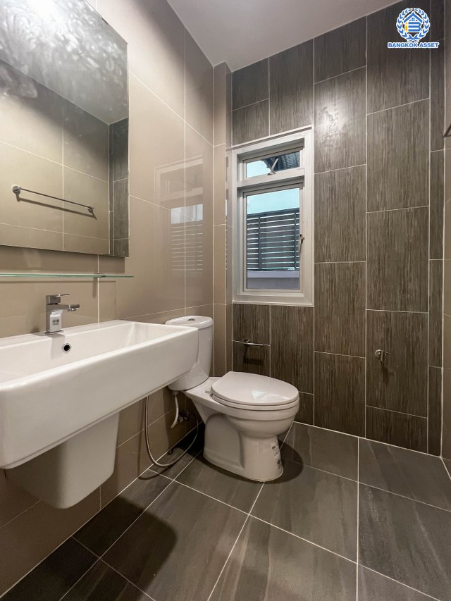 บ้านมือสองตกแต่งใหม่ โครงการ ไลฟ์บางกอกบูเลอวาร์ด ราชพฤกษ์-จรัญ เนื้อที่ 50.8 ตร.ว. ดีไซน์ตอบทุกไลฟ์สไตล์ ฟังก์ชัน 3 ห้องนอน 3 ห้องน้ำ 1 ห้องอเนกประสงค์ จอดรถได้ 2 คัน บนทำเลเชื่อมต่อทุกเส้นทาง ใกล้รถไฟฟ้าสายสีน้ำเงิน "สถานีบางหว้า" และจุดขึ้นทางด่วน "กาญจนาภิเษก"